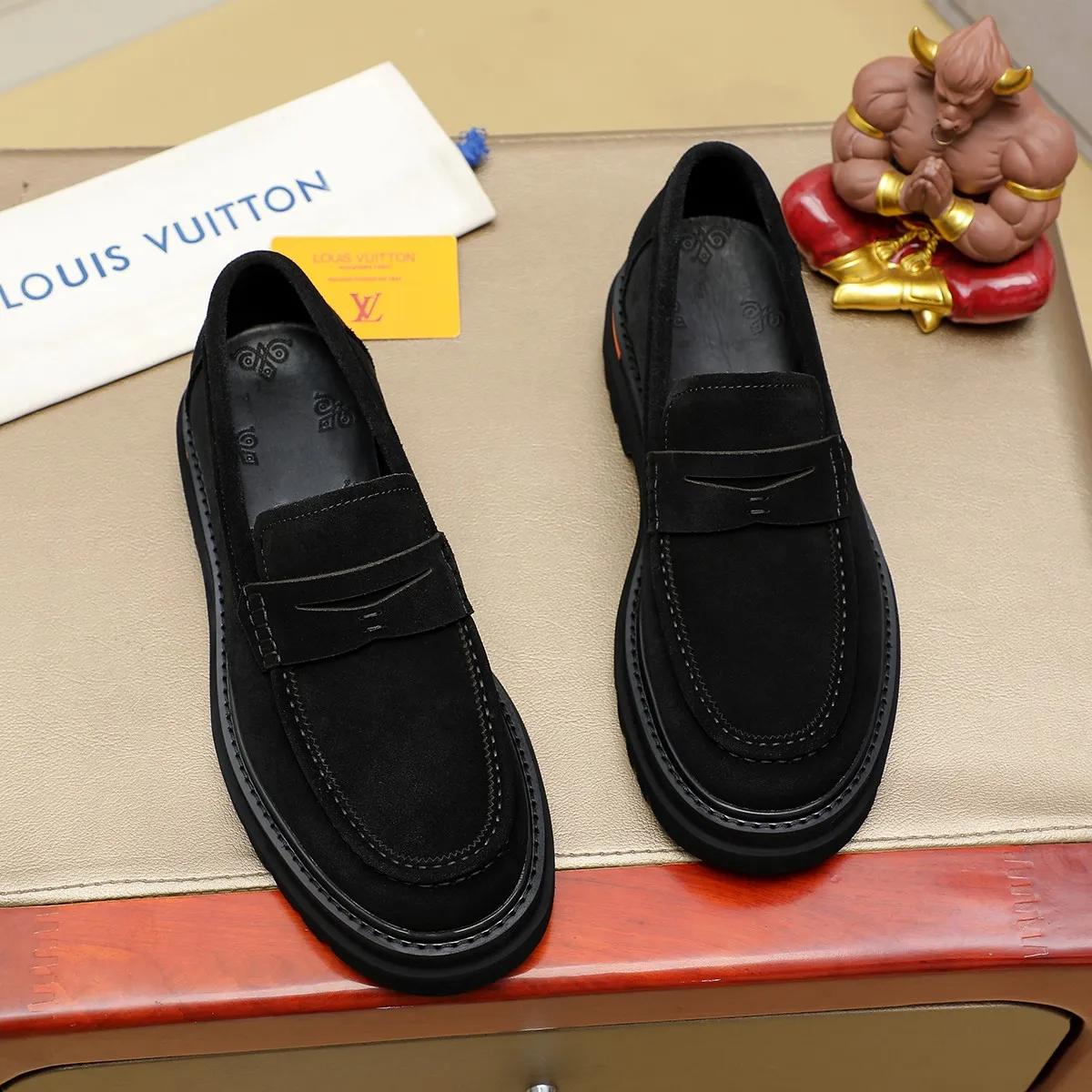 Men's shoes 💰660 💰 Louis Vuitton LV ® Autumn and Winter 🆕 models 🔛Full shoe counter First layer cowhide, 🐂Leather lined casual shoes for men, super soft outsole, essential for driving. Counter synchronization Original first layer cowhide Completely 1:1 mold customization 🌹Top version, 2 colors available! Number: 38-45 (37.46. Customized)